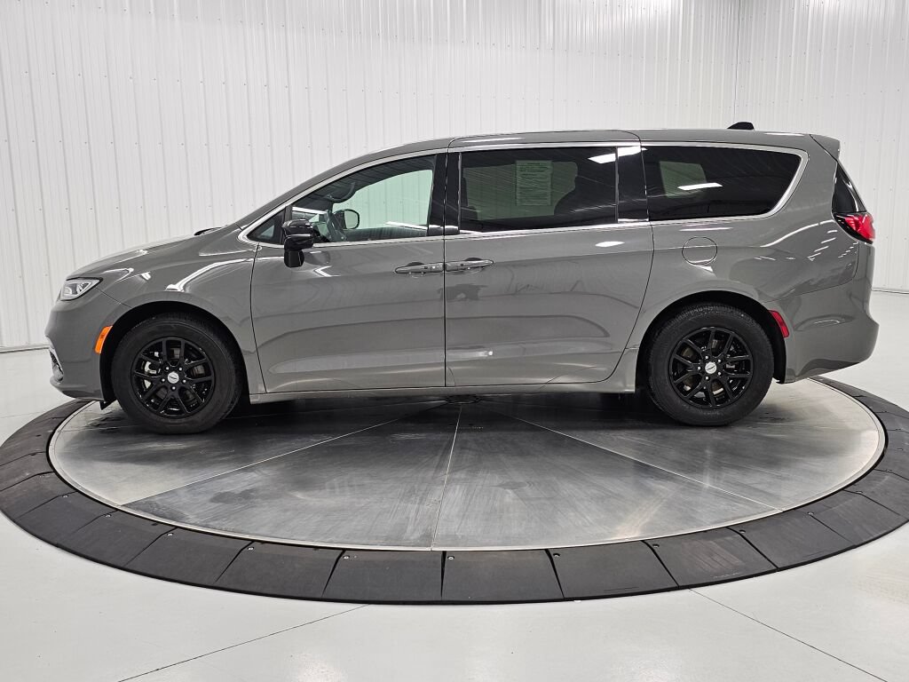 Used 2025 Chrysler Pacifica Select FWD image 2