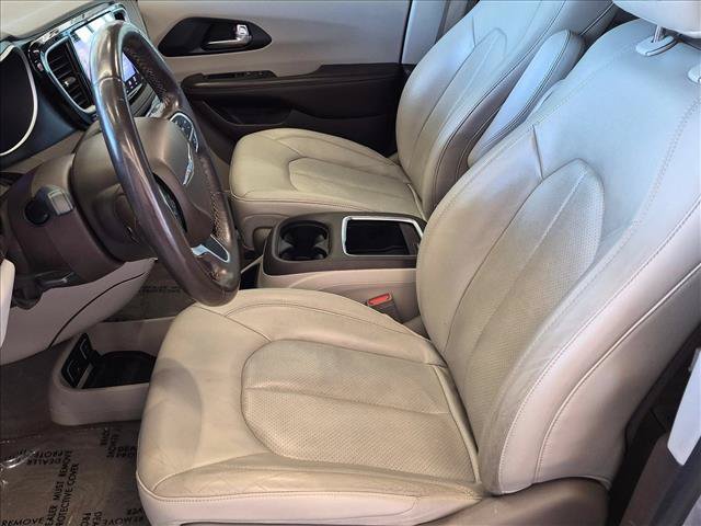 Used 2021 Chrysler Pacifica Touring-L w/ Uconnect Theater Family Group FWD image 16