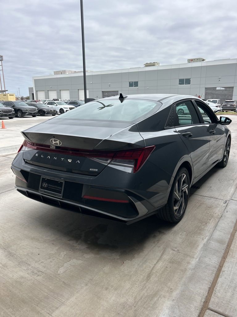 Certified 2025 Hyundai Elantra Limited FWD image 4