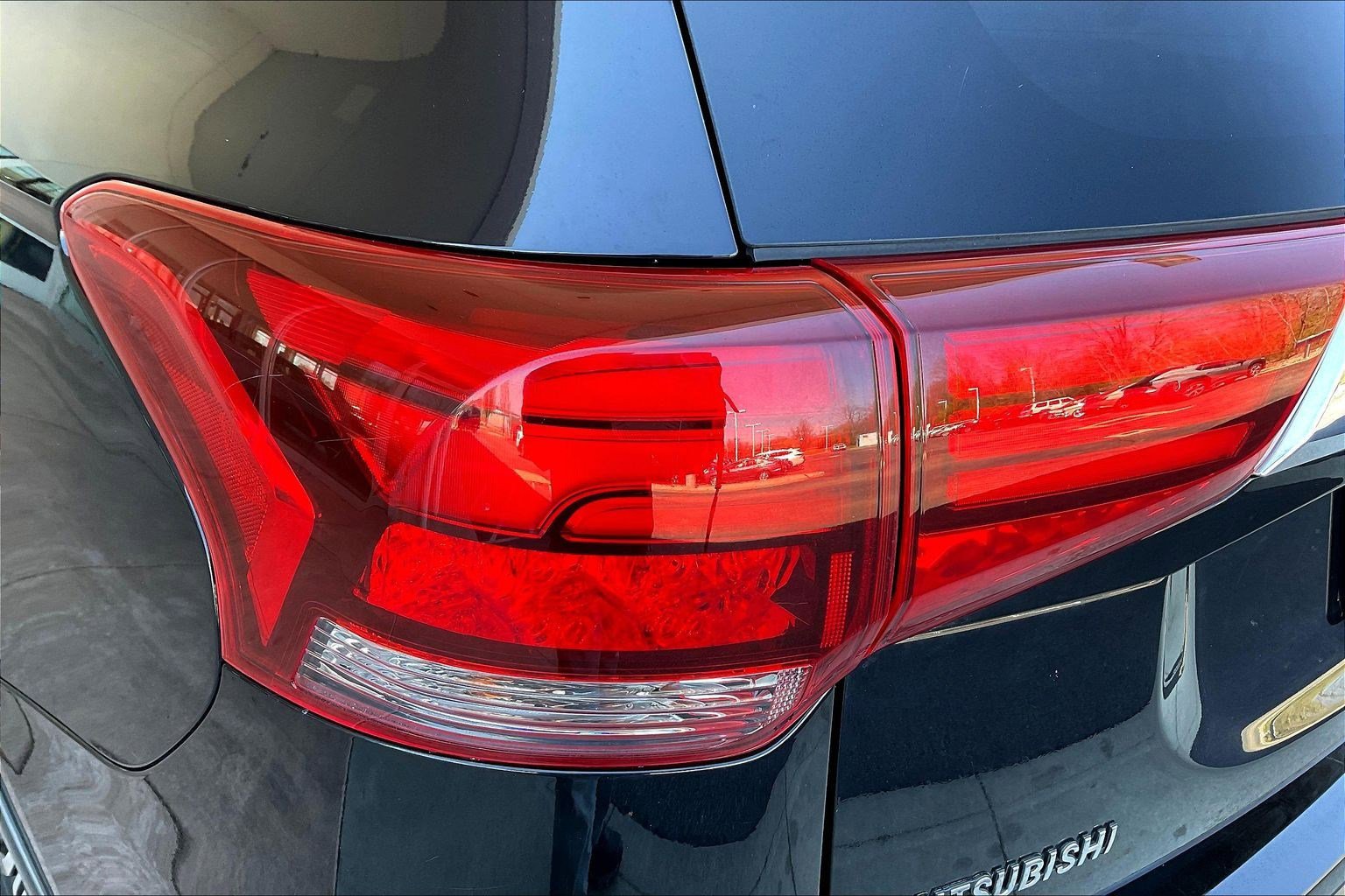 Used 2017 Mitsubishi Outlander SE image 21