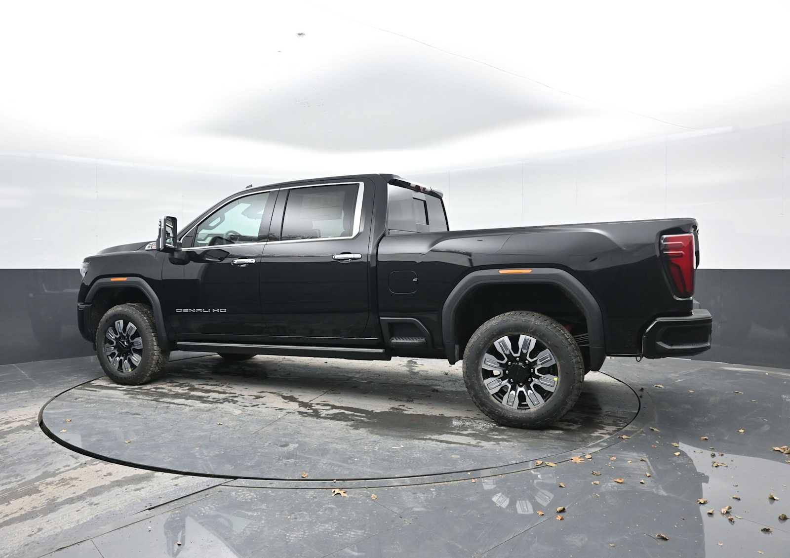 Used 2026 GMC Sierra 2500 Denali w/ Denali Reserve Package AWD/4WD image 3