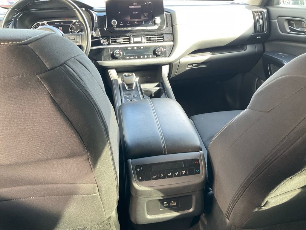 Used 2024 Nissan Pathfinder SV image 28