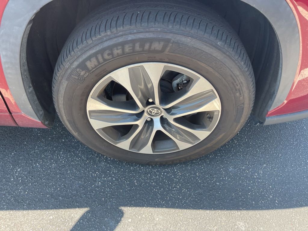 Used 2022 Toyota Highlander XLE FWD image 5