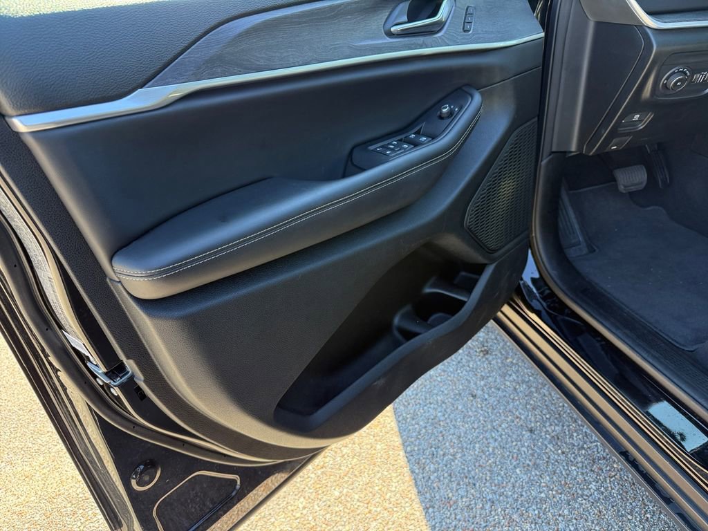 Used 2025 Jeep Grand Cherokee L Limited w/ Luxury Tech Group II image 16