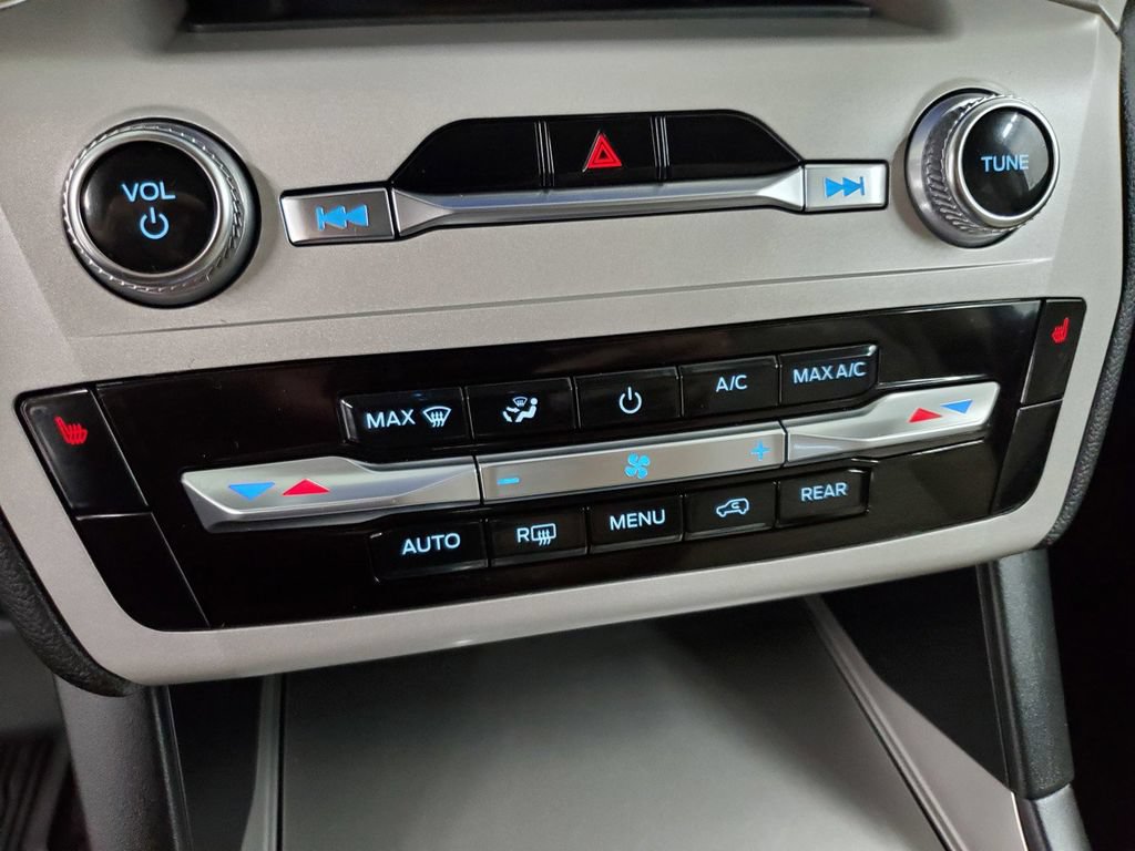 Used 2023 Ford Explorer XLT AWD/4WD image 16