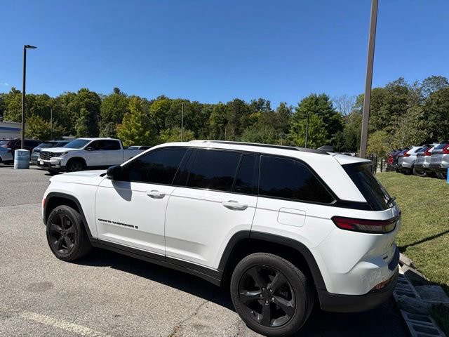 Used 2023 Jeep Grand Cherokee Altitude AWD/4WD image 6