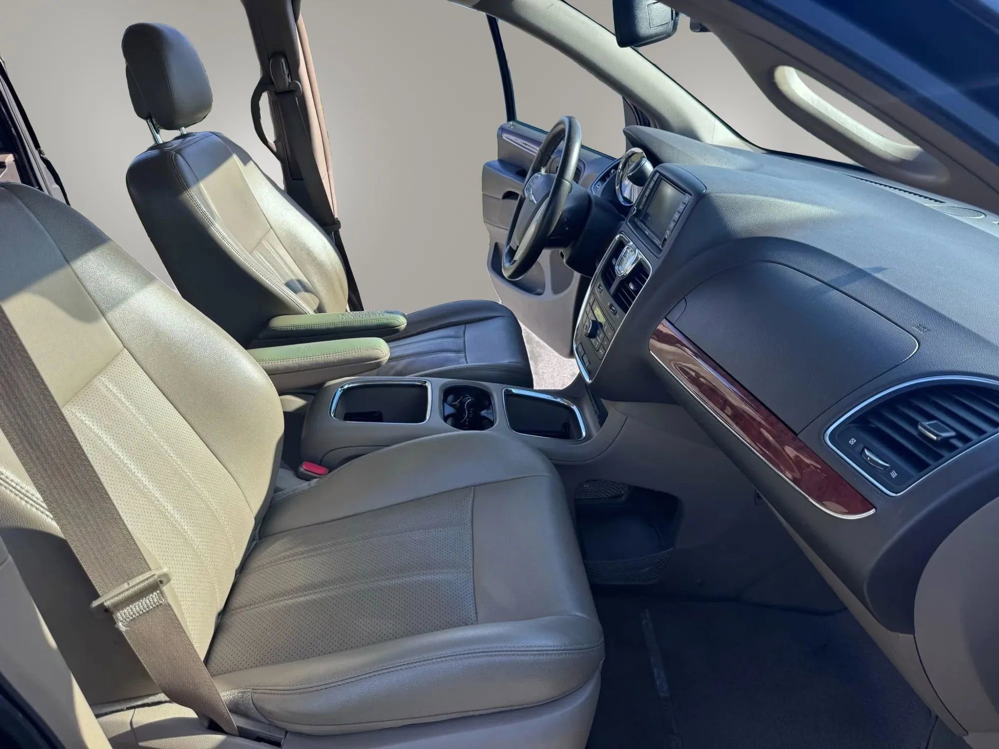 Used 2014 Chrysler Town & Country Touring-L w/ Driver Convenience Group FWD image 11