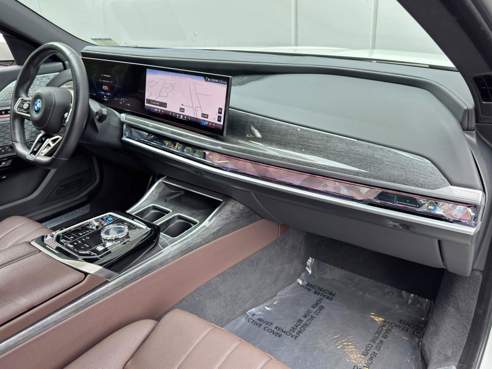 Used 2023 BMW i7 xDrive60 w/ Executive Package 2 AWD/4WD image 14