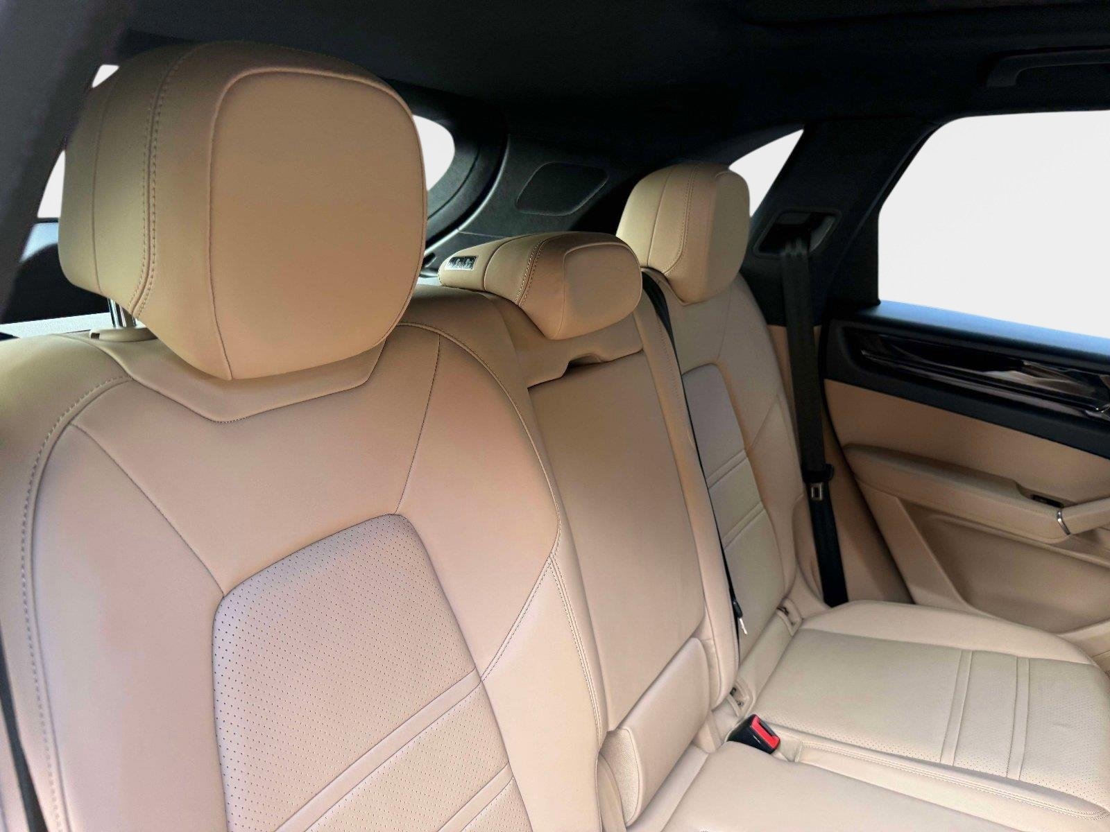 Used 2022 Porsche Cayenne w/ Premium Package image 34