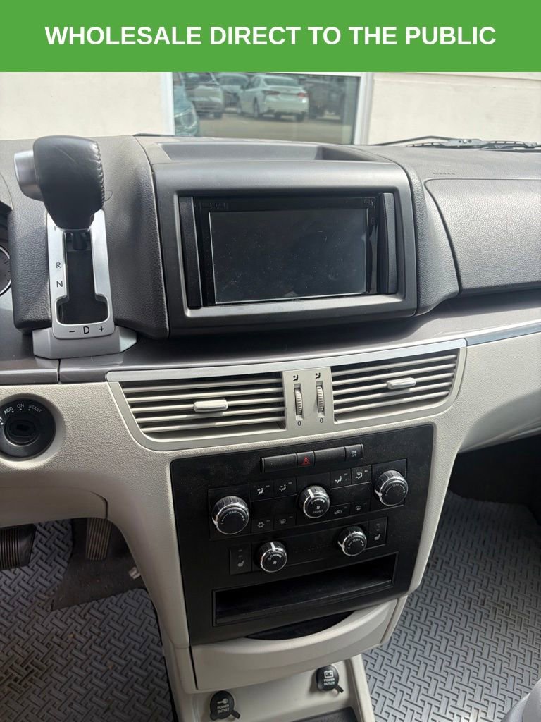 Used 2009 Volkswagen Routan SE FWD image 9