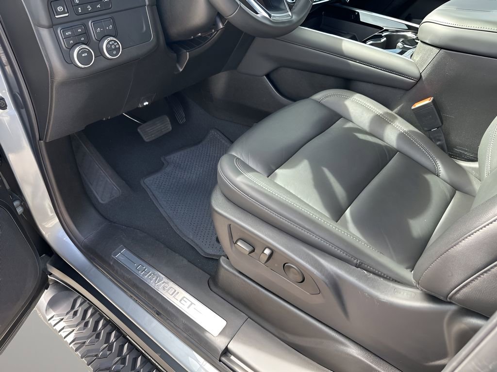 Used 2025 Chevrolet Suburban Z71 image 28