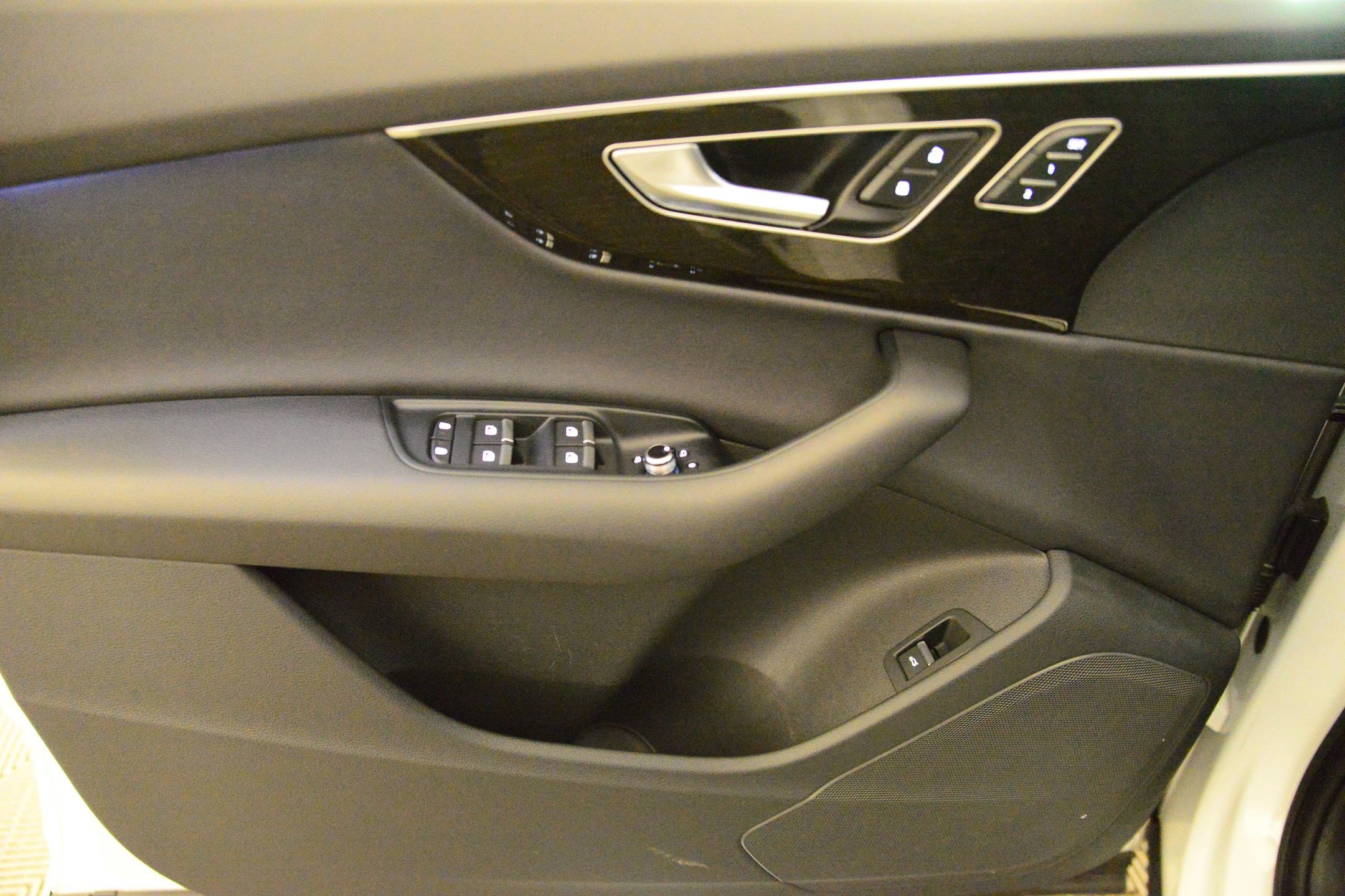 Used 2025 Audi Q7 Premium w/ Convenience Package image 23