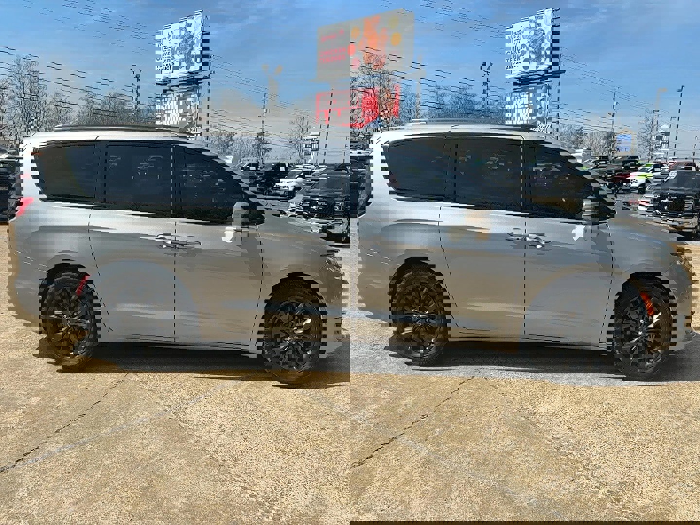 Used 2019 Chrysler Pacifica Limited image 4