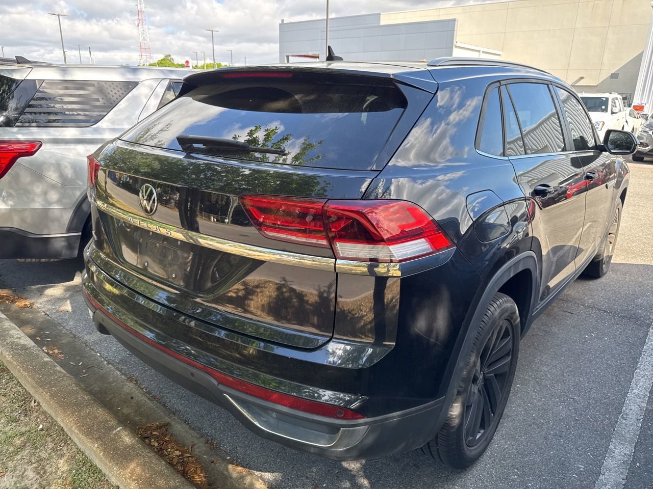 Used 2021 Volkswagen Atlas Cross Sport SE w/ Panoramic Sunroof Package FWD image 9