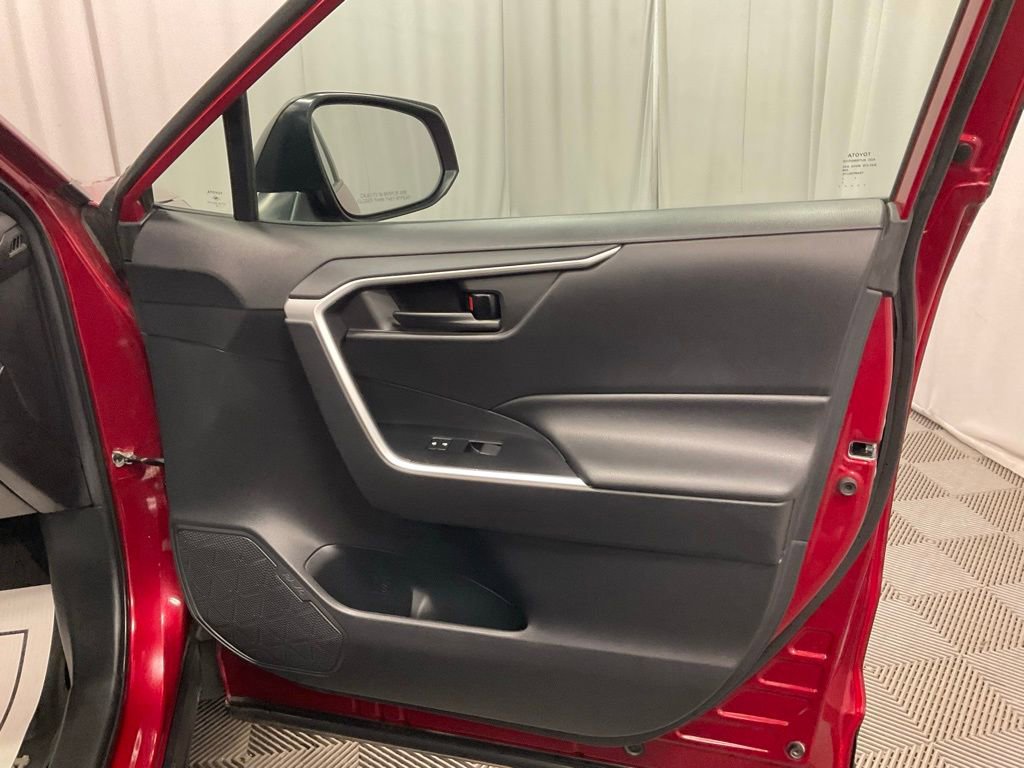 Used 2021 Toyota RAV4 LE image 27