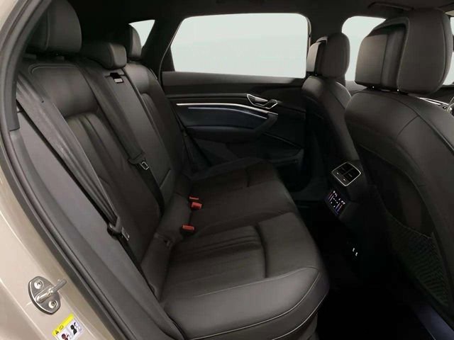 Used 2022 Audi e-tron Premium Plus w/ Premium Plus Package image 38