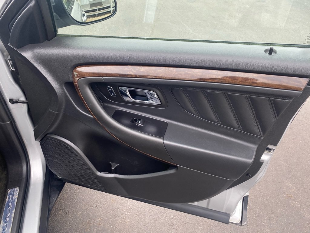 Used 2018 Ford Taurus Limited FWD image 23