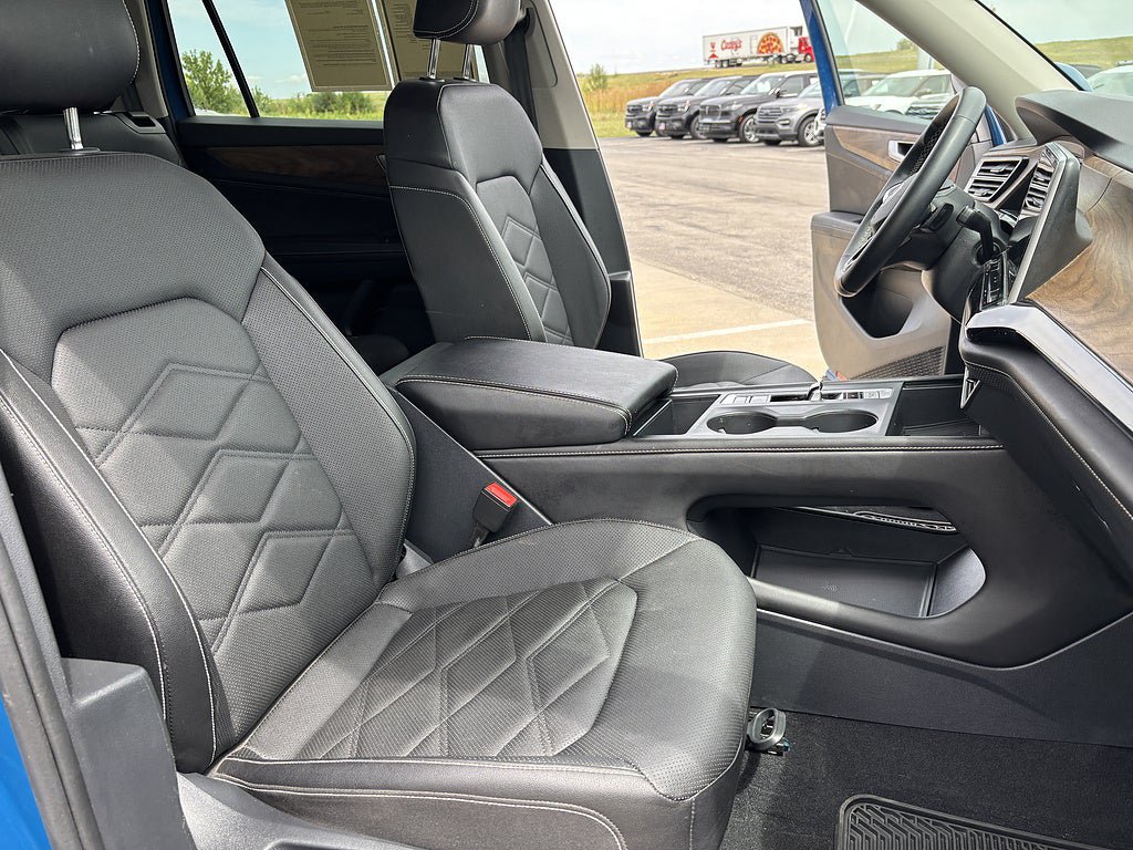 Used 2025 Volkswagen Atlas SE AWD/4WD image 19