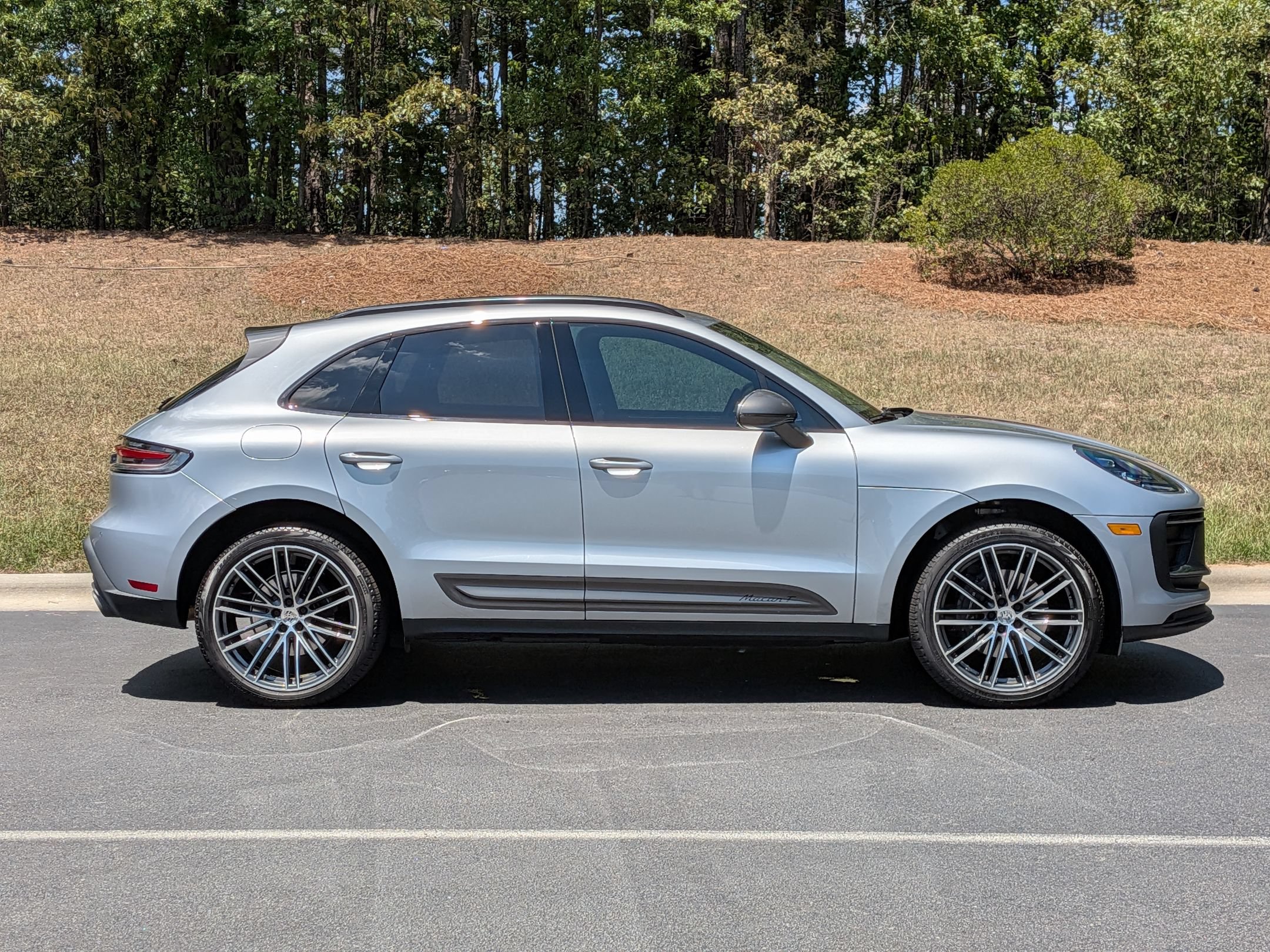 Certified 2025 Porsche Macan Turbo AWD/4WD image 31