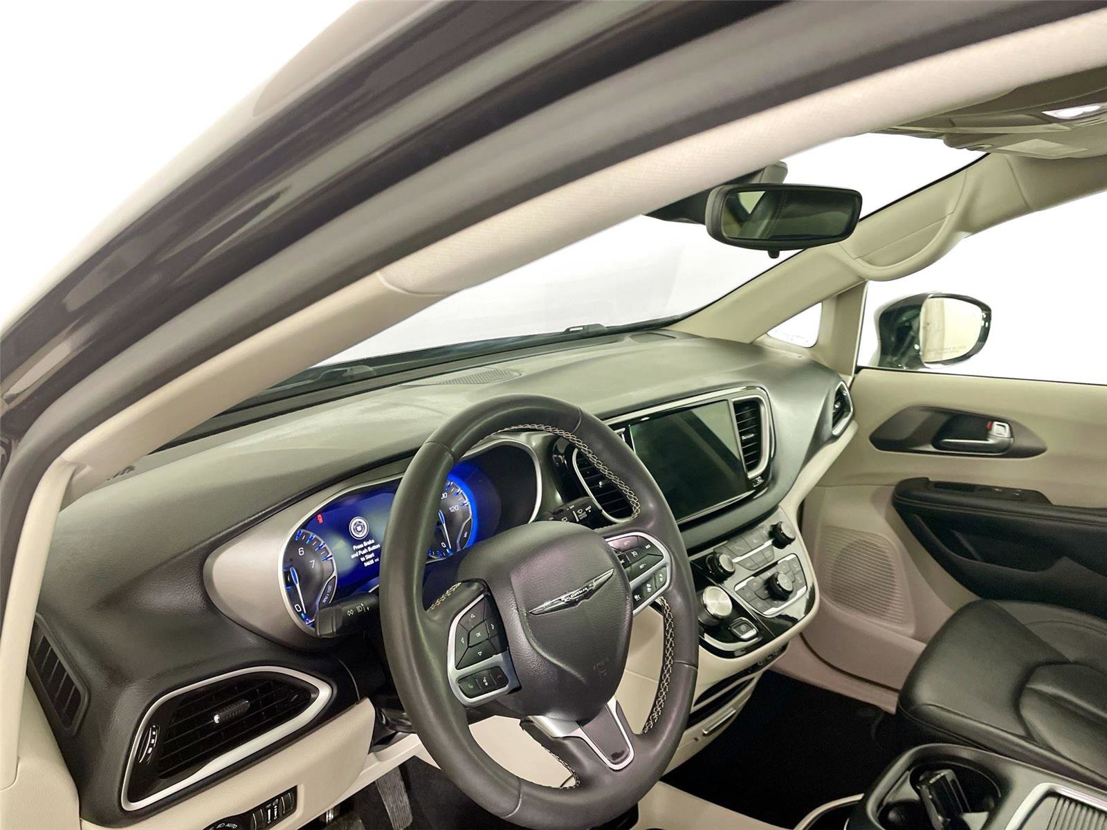 Used 2024 Chrysler Pacifica Touring-L image 9