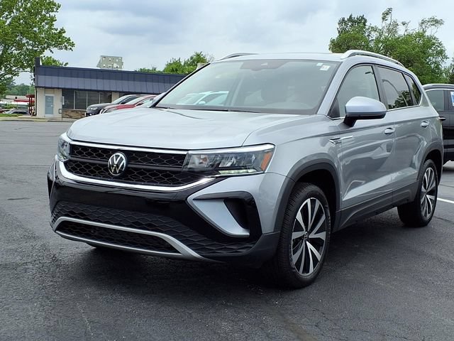 Used 2024 Volkswagen Taos SE w/ Panoramic Sunroof Package FWD image 5