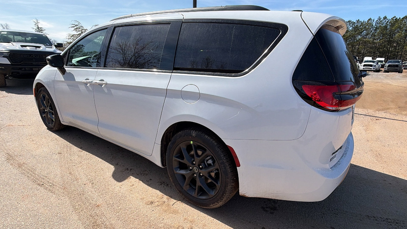 New 2026 Chrysler Pacifica Select image 10