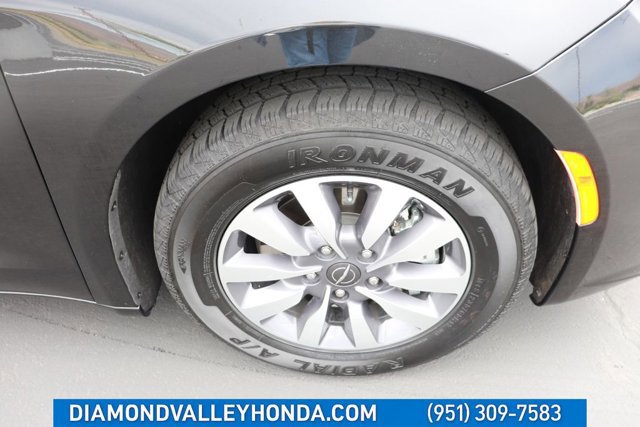 Used 2023 Chrysler Pacifica Touring-L image 28