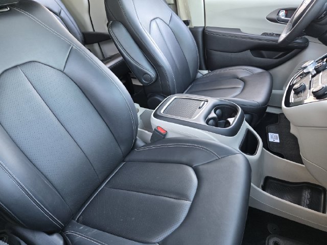 Used 2024 Chrysler Pacifica Touring-L FWD image 14
