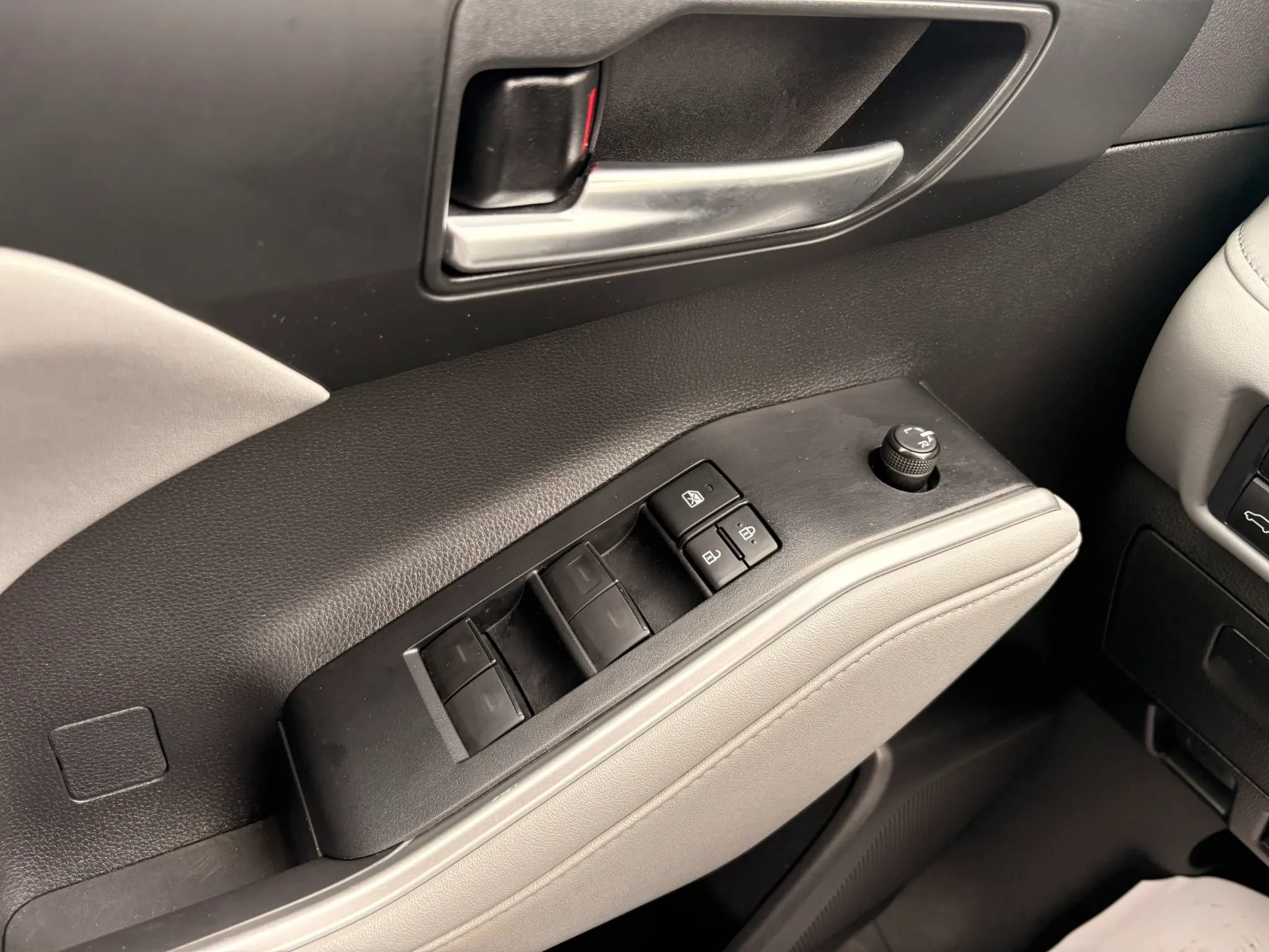 Used 2021 Toyota Highlander XLE AWD/4WD image 29