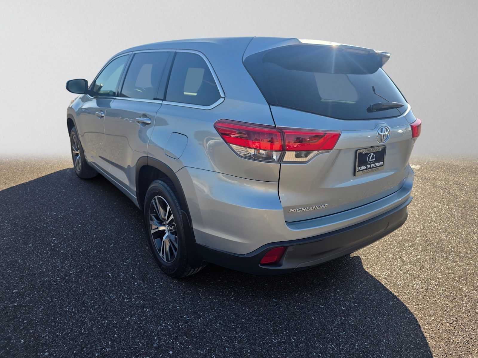 Used 2017 Toyota Highlander LE AWD/4WD image 5