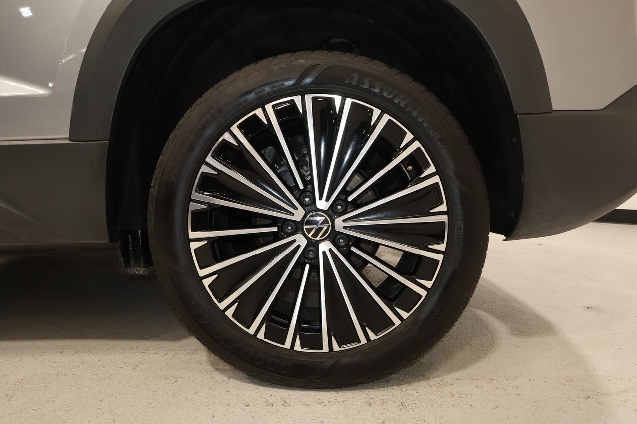 Used 2025 Volkswagen Taos SE image 32