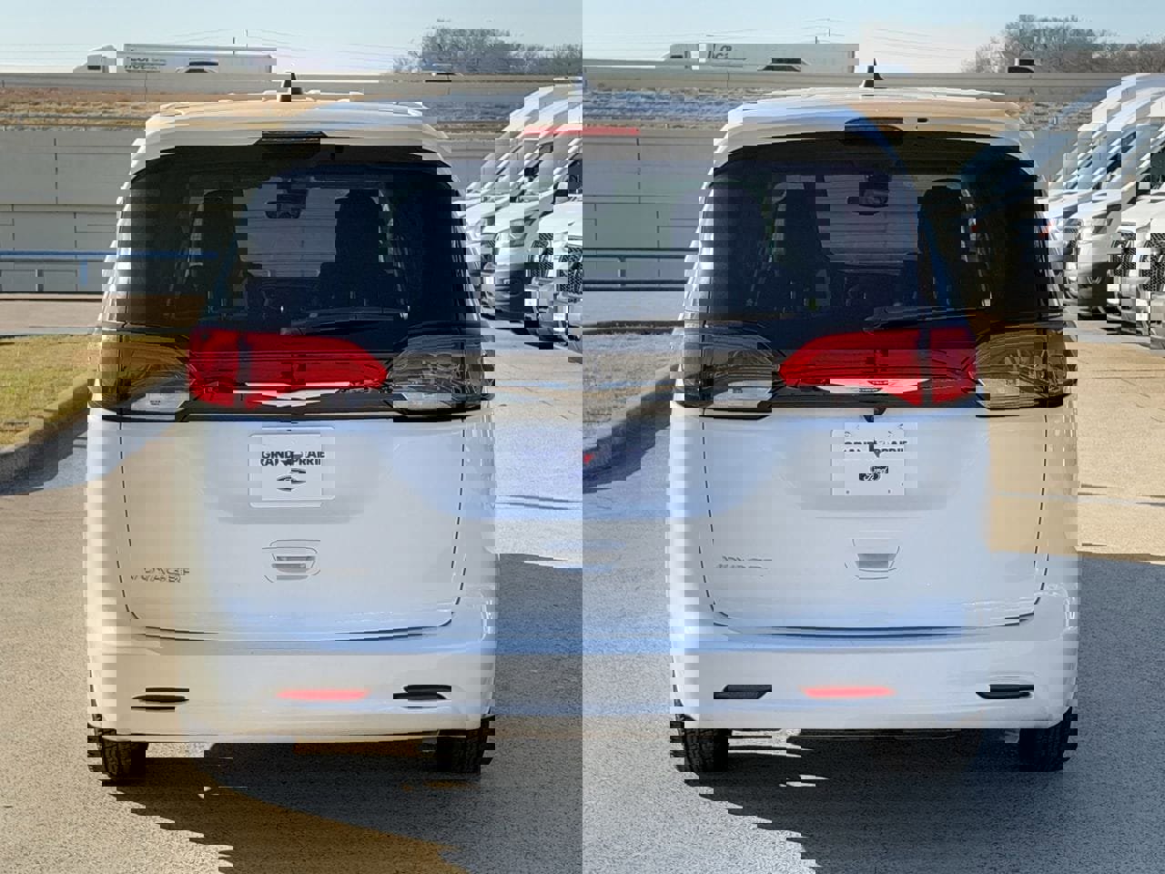 Used 2023 Chrysler Voyager LX image 7