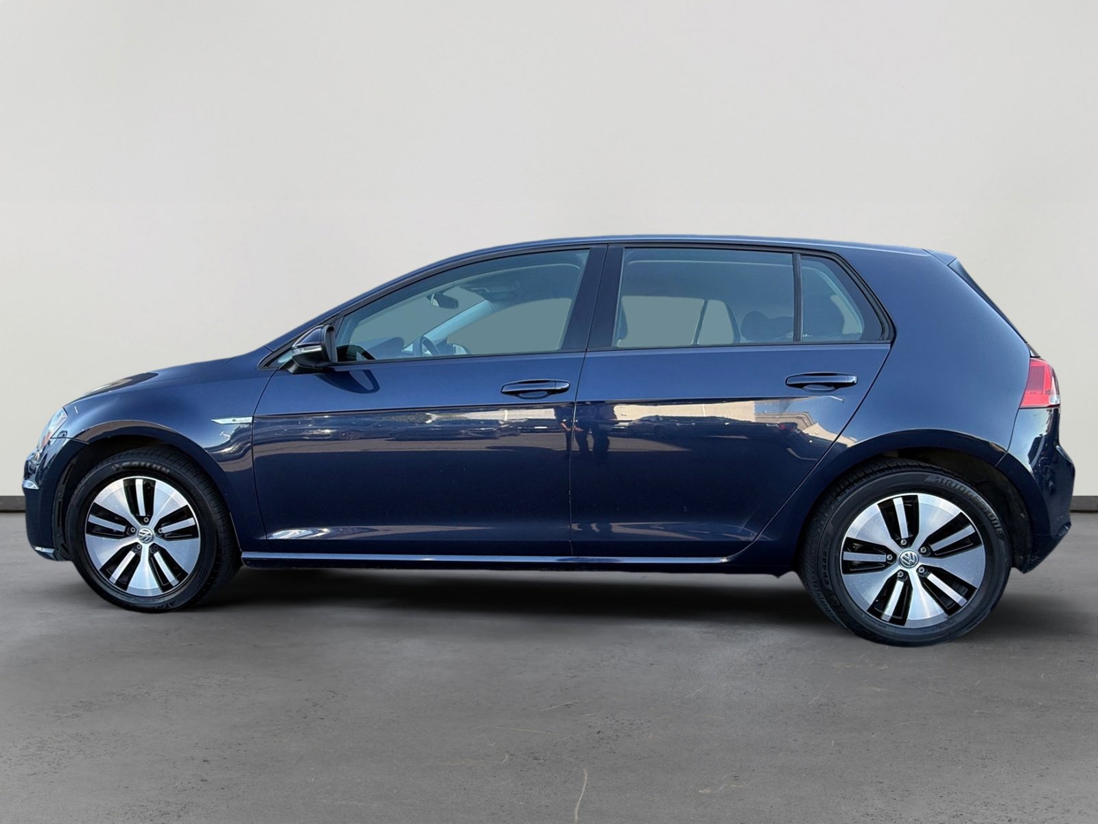 Used 2016 Volkswagen e-Golf SE image 2