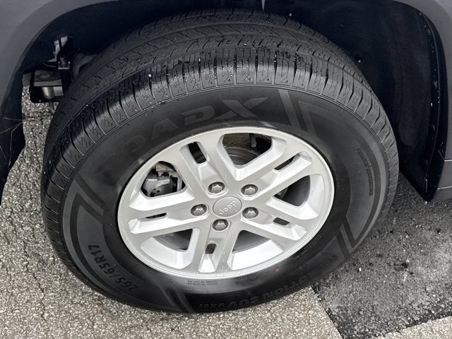 Certified 2023 Jeep Grand Cherokee Laredo AWD/4WD image 20