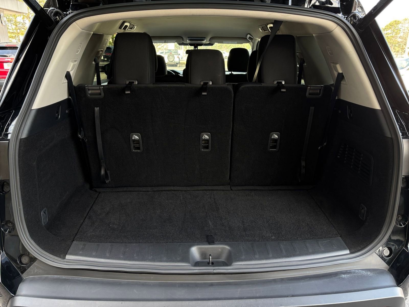 Used 2025 Nissan Pathfinder SV image 39