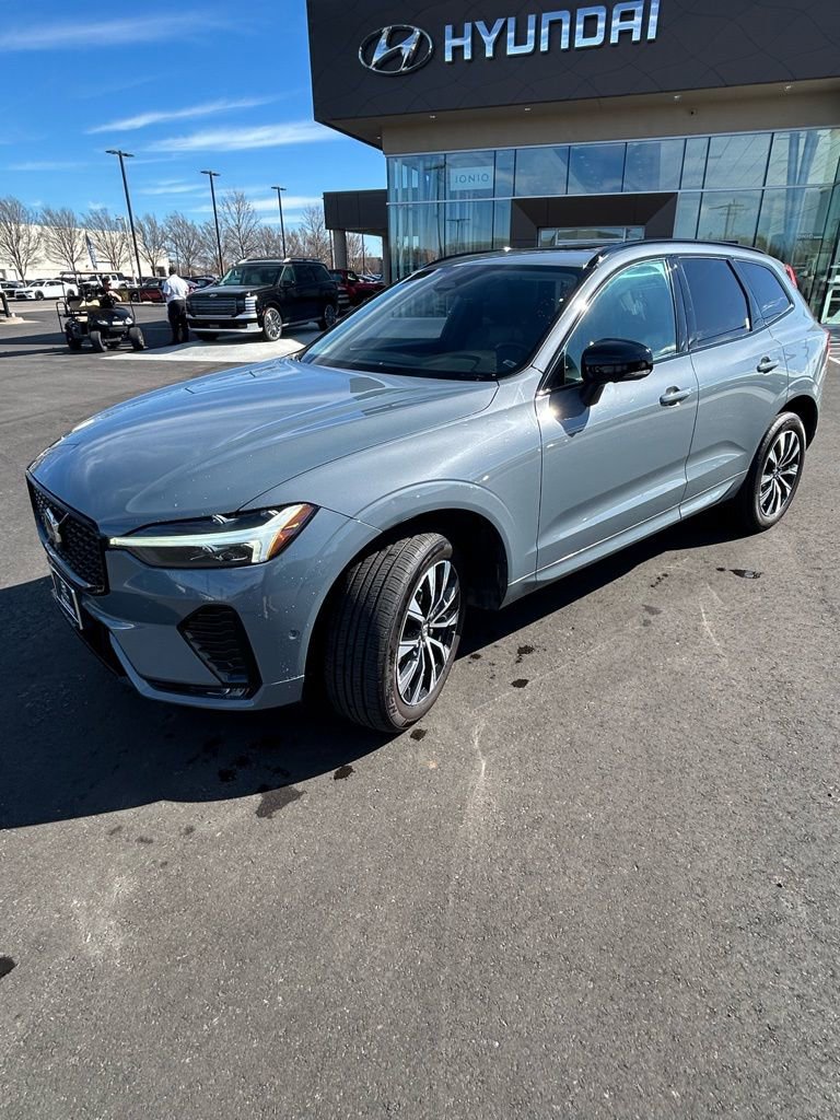 Used 2023 Volvo XC60 B5 Plus image 3