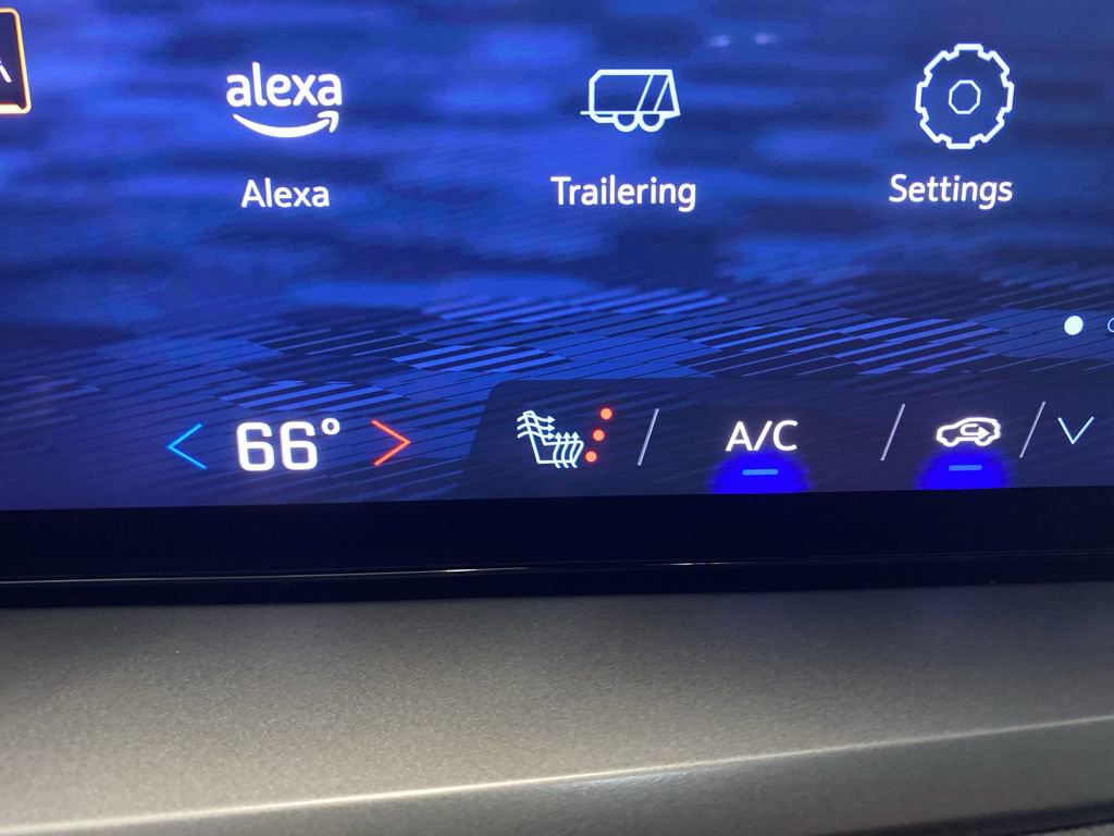 Used 2025 Chevrolet Traverse LT image 28