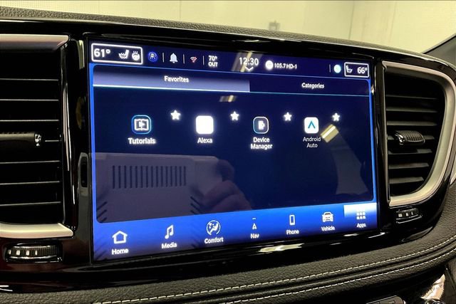 Used 2025 Chrysler Pacifica Limited image 36