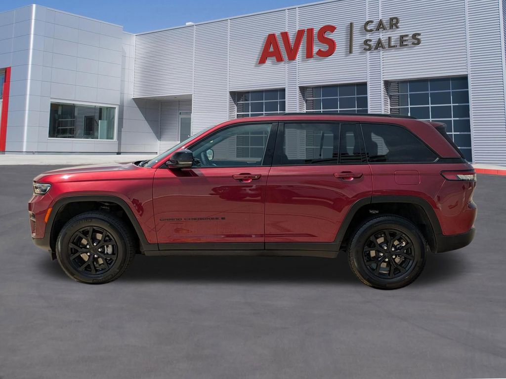 Used 2025 Jeep Grand Cherokee Altitude AWD/4WD image 10