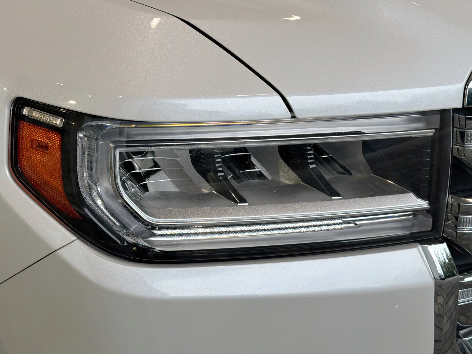 Used 2020 GMC Acadia SLT FWD image 9