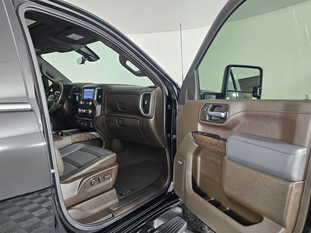 Used 2022 GMC Sierra 3500 Denali w/ Denali Ultimate Package AWD/4WD image 39