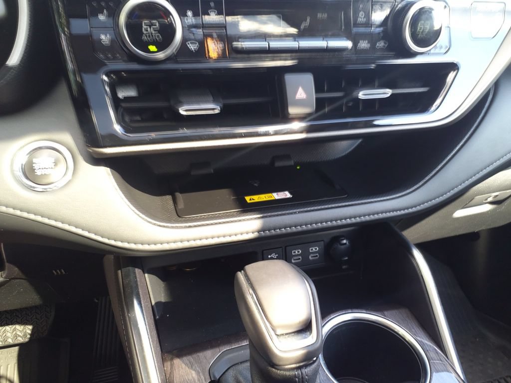 Used 2023 Toyota Highlander Limited FWD image 31