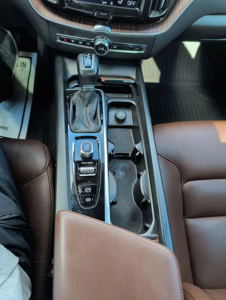 Used 2021 Volvo XC60 T5 Momentum image 10