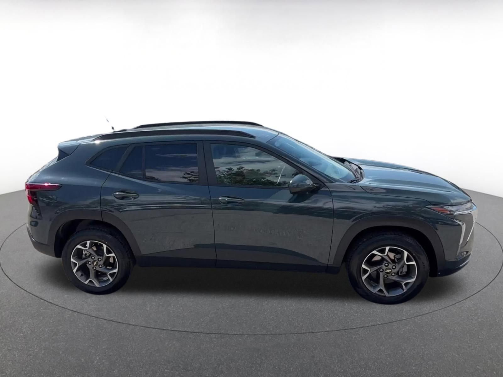 Used 2025 Chevrolet Trax LT w/ LT Convenience Package FWD image 16