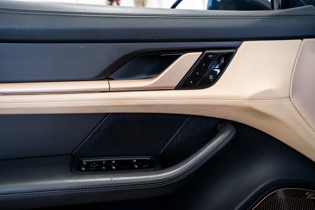 Used 2020 Porsche Taycan Turbo image 31