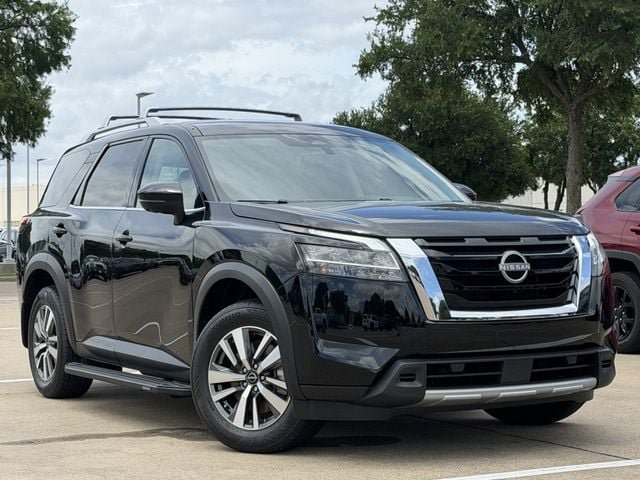 Used 2024 Nissan Pathfinder SL FWD image 2