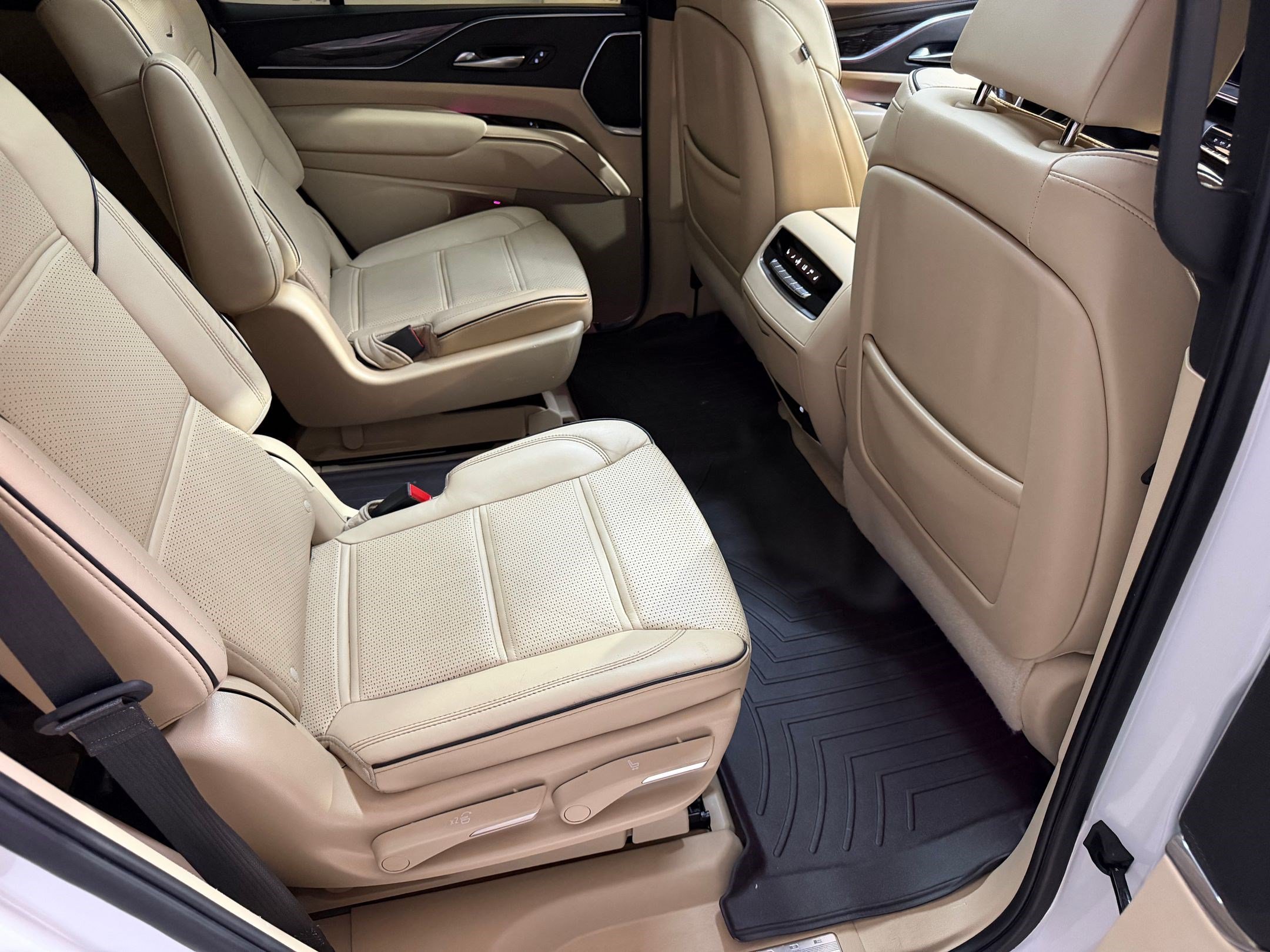 Used 2023 Cadillac Escalade Premium Luxury AWD/4WD image 52