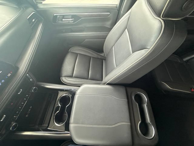 Used 2025 Chevrolet Suburban Premier AWD/4WD image 28