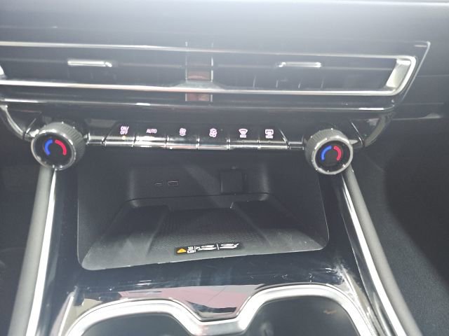 Used 2025 Chevrolet Traverse LT FWD image 15