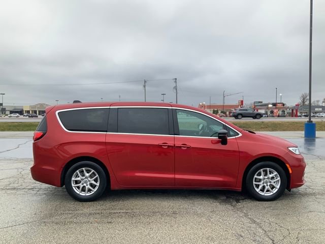 Used 2025 Chrysler Pacifica Select image 6
